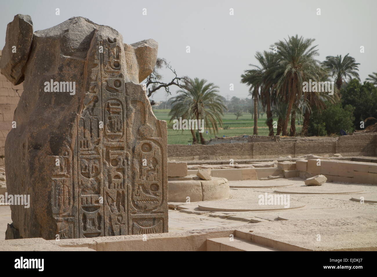 Ramesseum, Valle dei Re, Egitto. Grande blocco di pietra con iscrizioni geroglifico, campagna al di là. Tempio di Ramses II Foto Stock