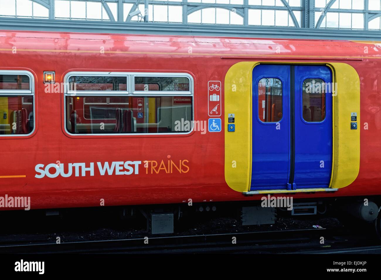 Chiudere fino a sud ovest di vagone ferroviario alla stazione Waterloo di Londra Foto Stock