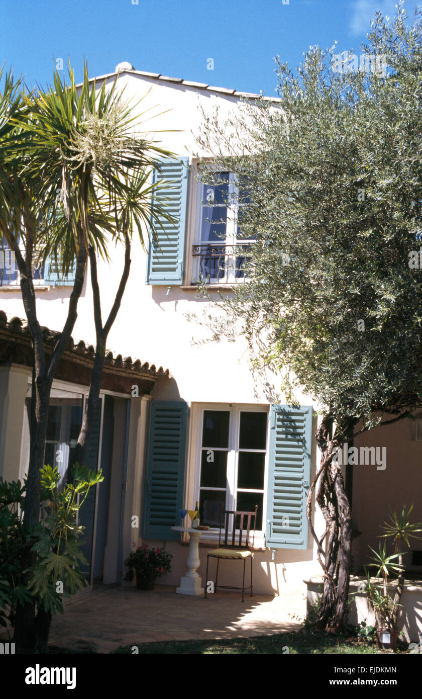 Esterno della casa francese di campagna con persiane azzurre Foto Stock