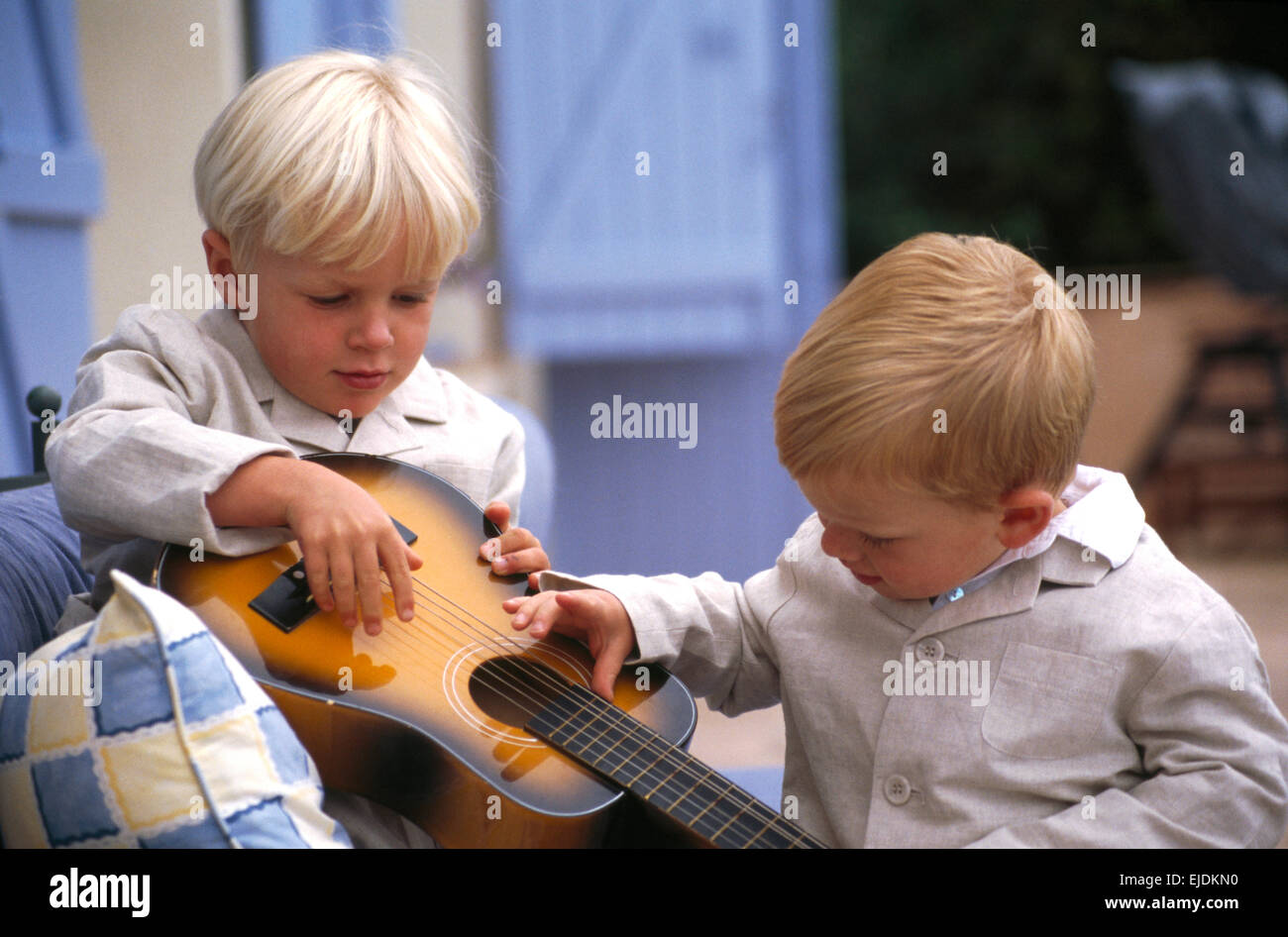 Due piccoli ragazzi con una chitarra Foto Stock