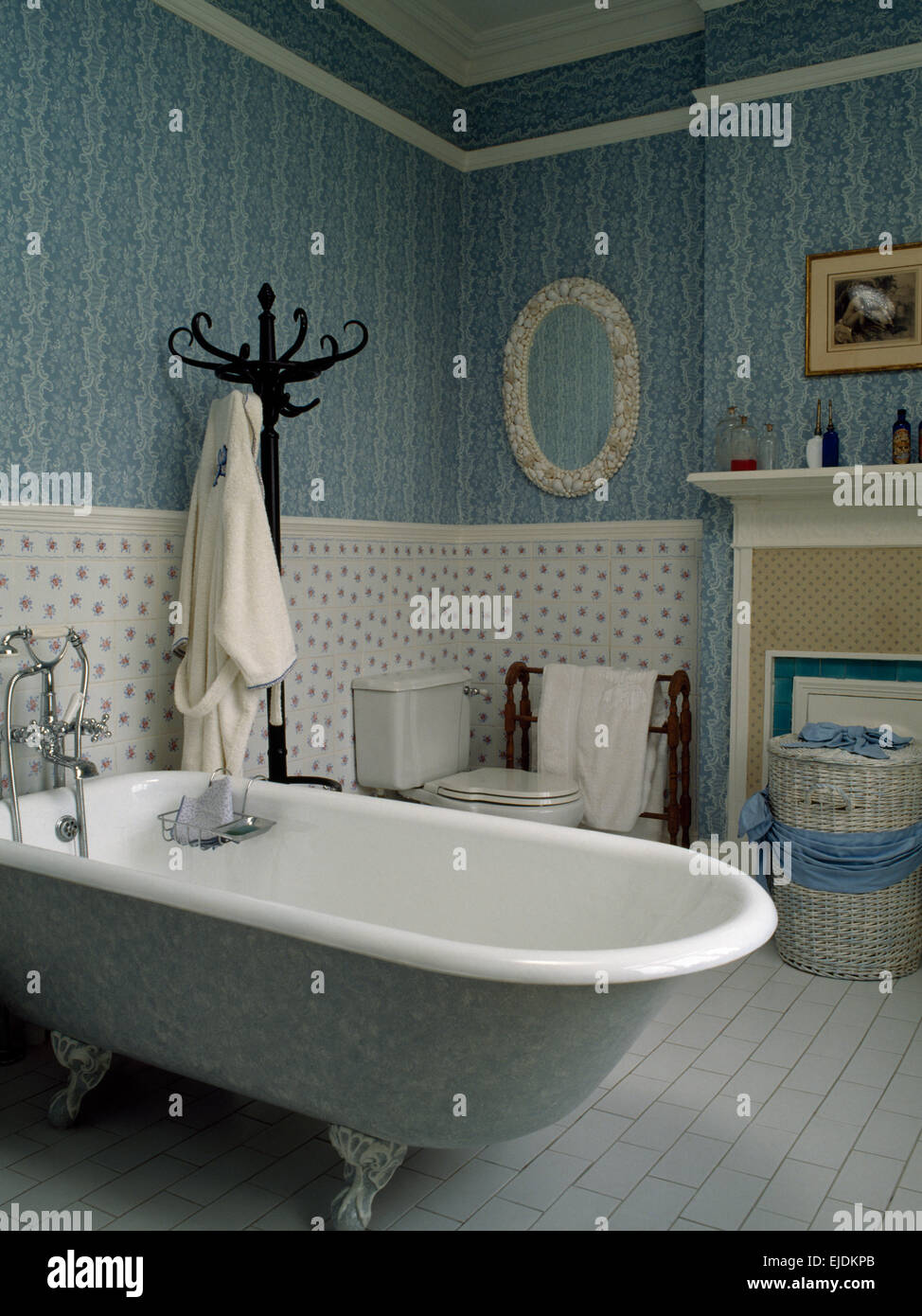 Roll top bagno e lo sfondo blu nei primi anni novanta bagno con dado Foto Stock