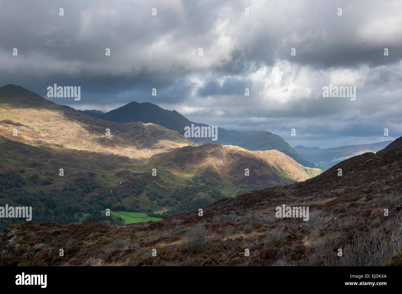 Splendido scenario montuoso in Snowdonia, il Galles del Nord. Colline e montagne vicino Beddgelert. Foto Stock
