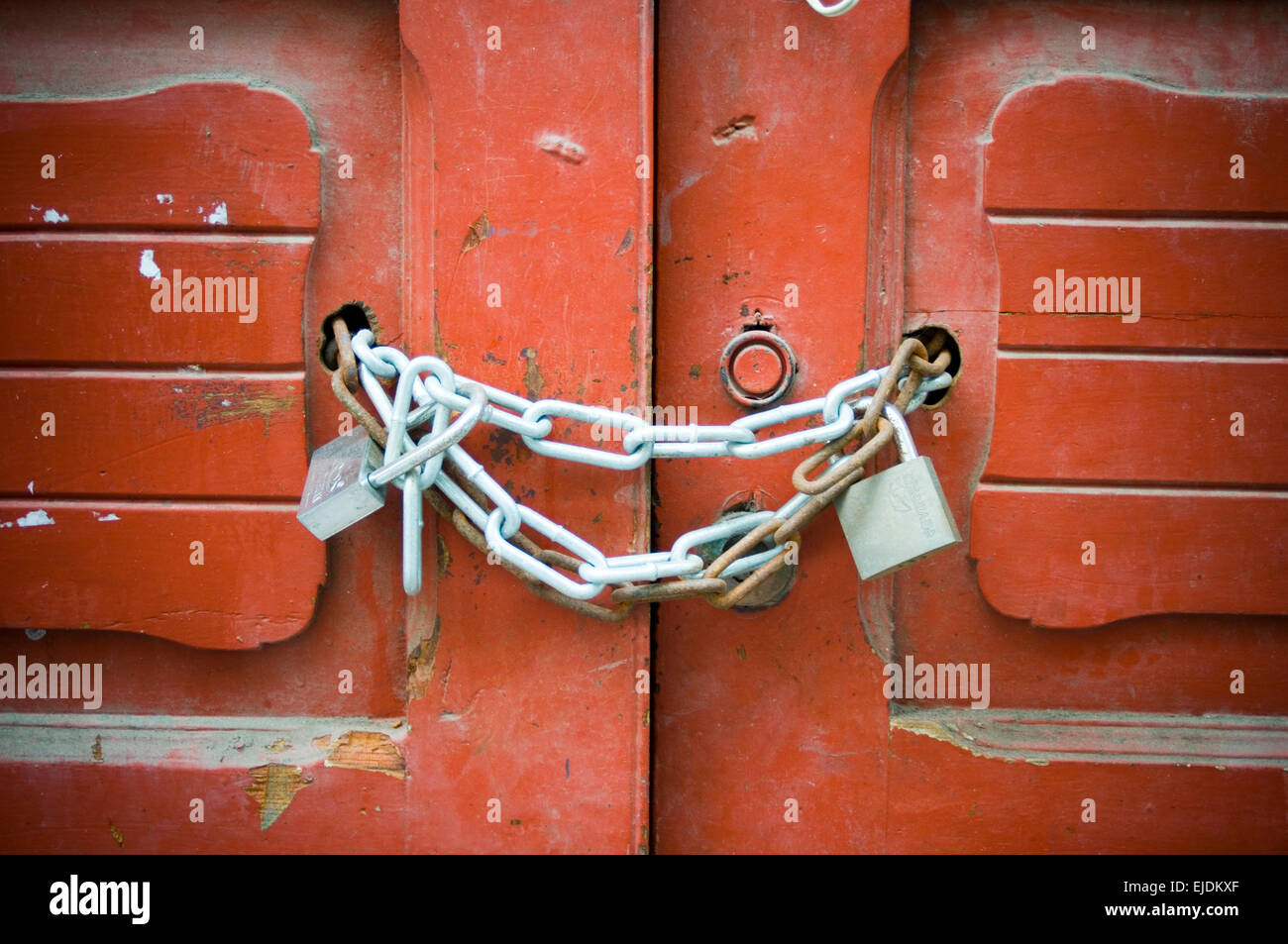 Il lucchetto chiuso con lucchetto a catena Lucchetti fino lock blocca bloccato sicurezza porta sicura porte porte porta fissato contro il furto thieve ladri Foto Stock