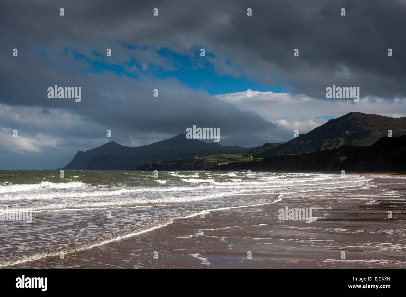 White surf su Nefyn spiaggia su una mattina di sole. Una posizione panoramica sul Lleyn Peninsula, il Galles del Nord. Foto Stock