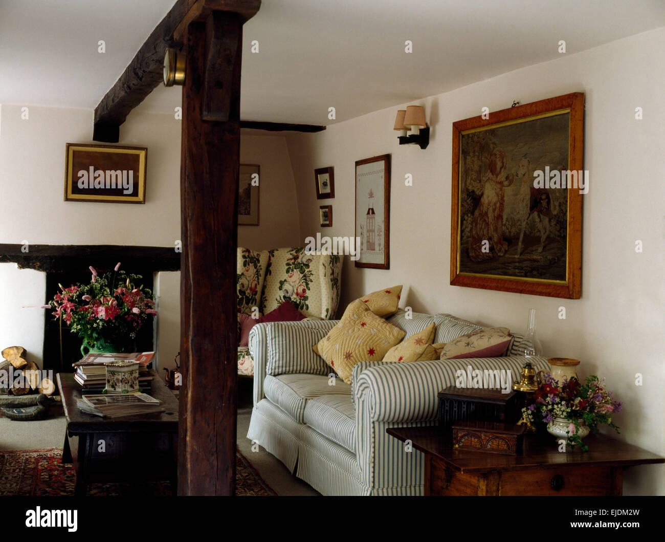 Montante trave di legno e divano a strisce in novanta cottage salotto Foto Stock