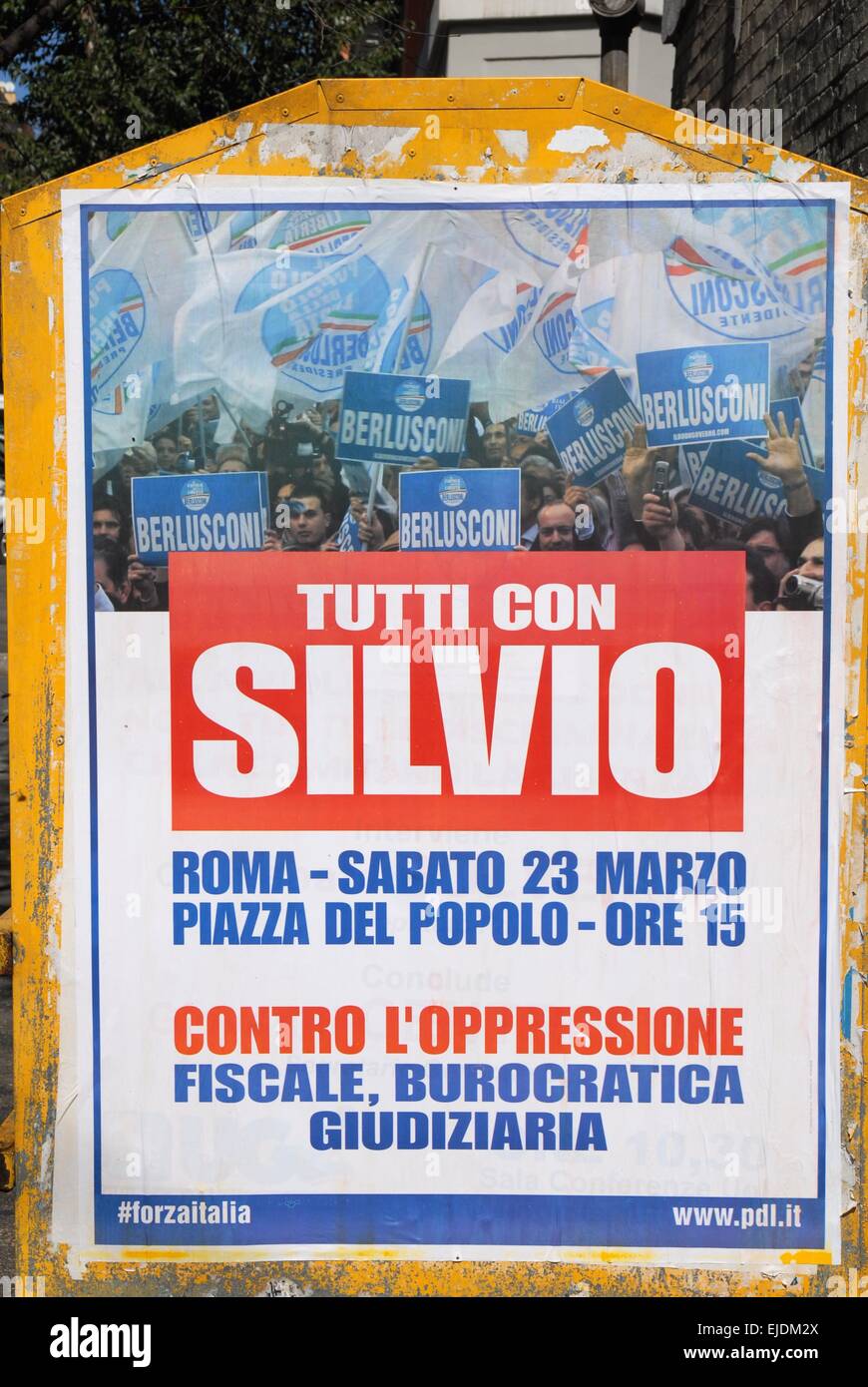 Poster a Roma per chiedere un rally a sostegno di Silvio Berlusconi Foto Stock