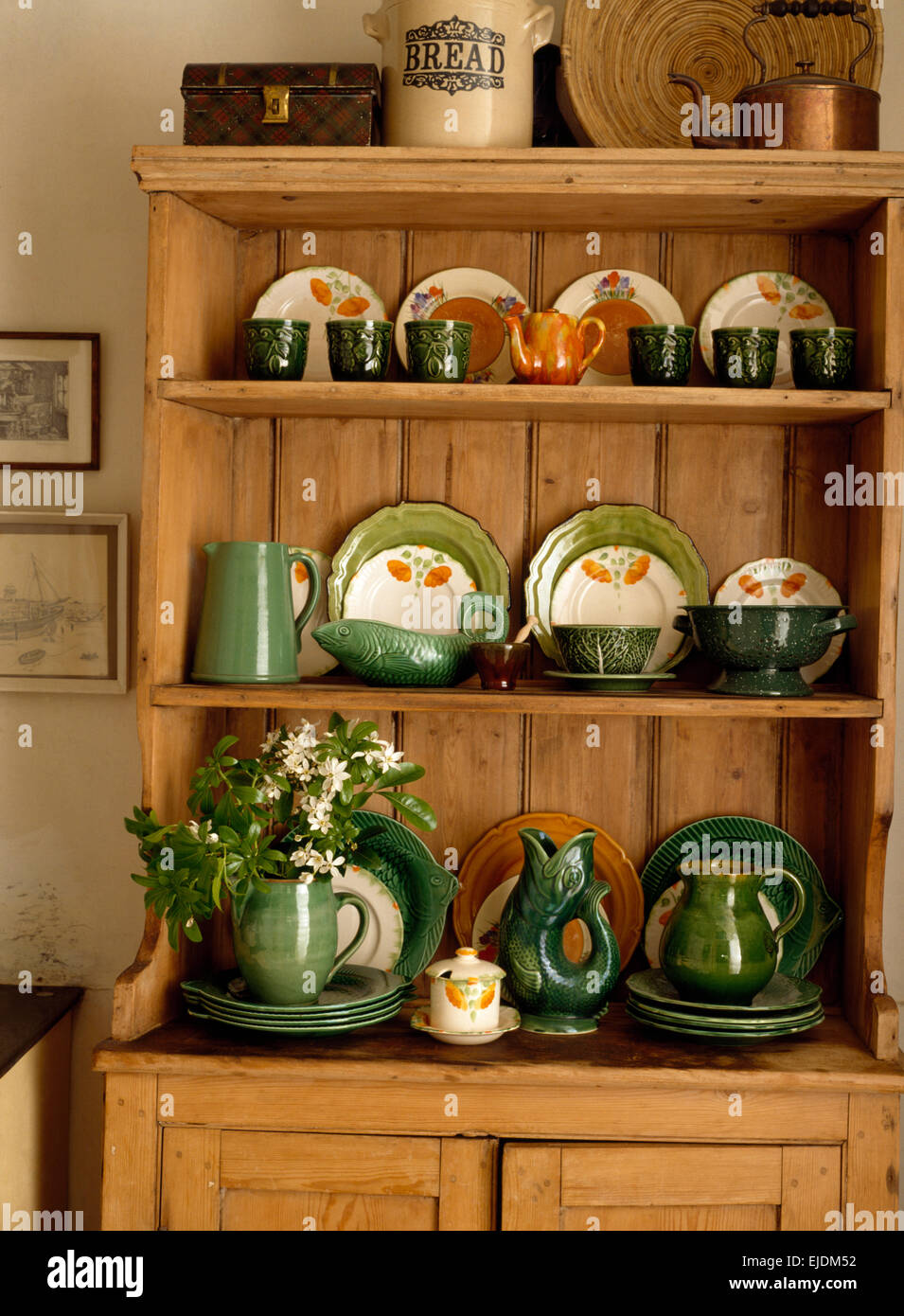 Raccolta di ceramica verde sul comò di pino Foto Stock