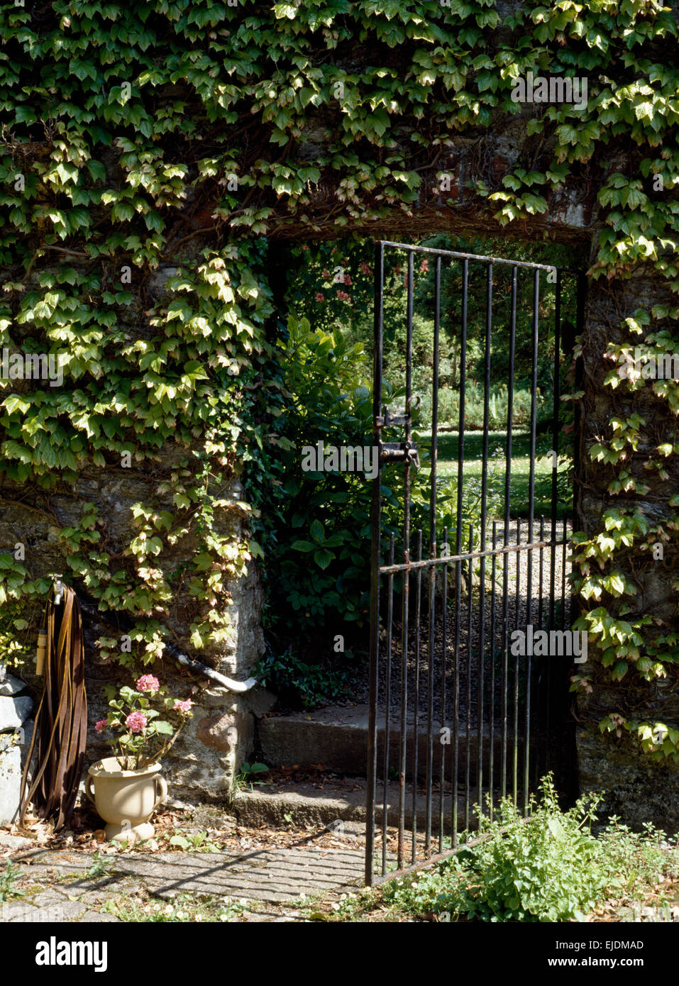 Aprire il cancelletto di ferro battuto nel paese walled garden Foto Stock