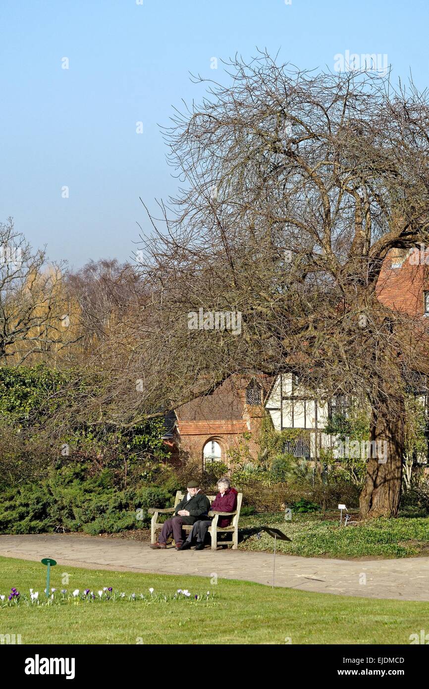 Coppia di anziani seduti sul banco a Wisley Gardens orticole Foto Stock