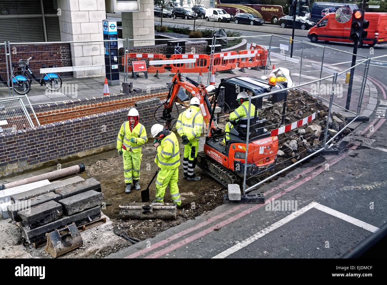 Roadworks essendo effettuata su una centrale strada di Londra Inghilterra REGNO UNITO Foto Stock