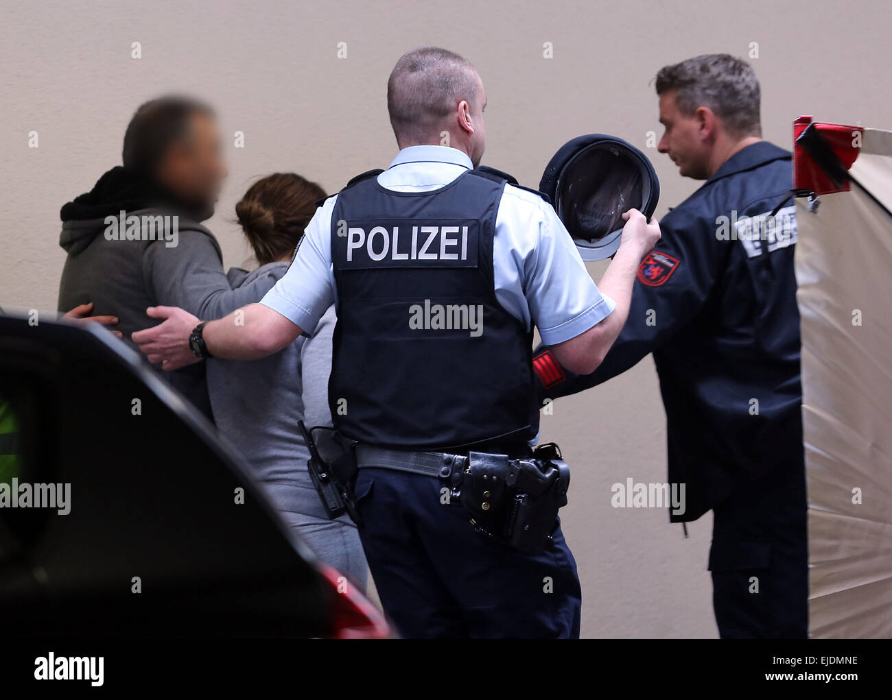 Dusseldorf, Germania. 24 Mar, 2015. Gli ufficiali di polizia di accompagnare i parenti dei passeggeri del si è schiantato un aeromobile di tipo Airbus A320 azionato dal bilancio tedesco " Compagnia aerea Germanwings' attraverso l'aeroporto di Duesseldorf, Germania, 24 marzo 2015. Germanwings volo 4U 9525 da Barcellona a Duesseldorf si schiantò vicino a Barcelonnette, nel dipartimento delle Alpes-de-Haute-Provence, Francia, con più di 140 passeggeri ed equipaggio sei a bordo, tedesco del controllo del traffico aereo detto 24 marzo 2015. Credito: dpa picture alliance/Alamy Live News Foto Stock