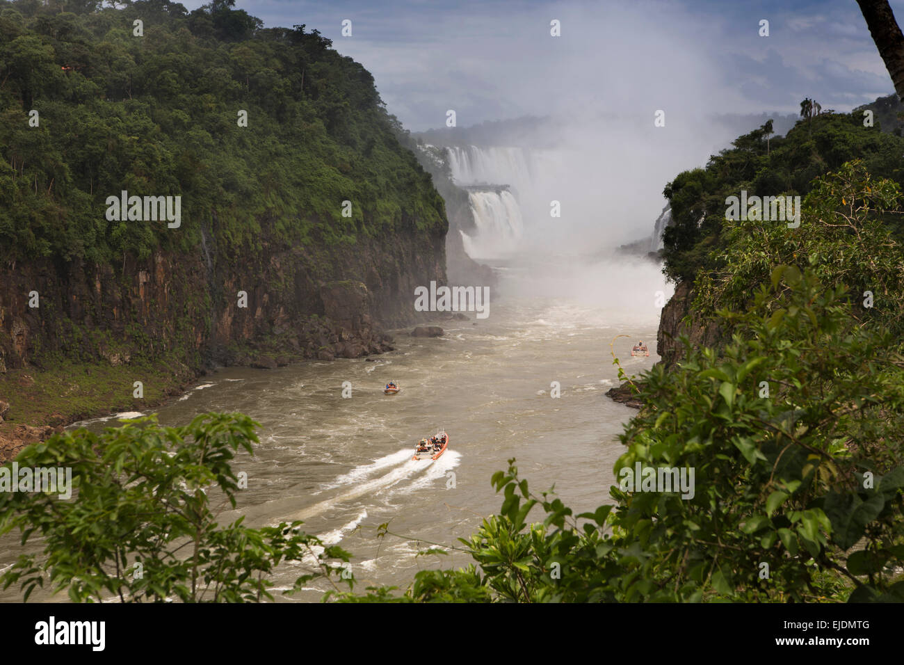 Argentina, Iguazu Falls, Gran Aventura, avventura turistica barche sul Rio Iguazu inferiore, sotto Garganta el Diablo cascata Foto Stock