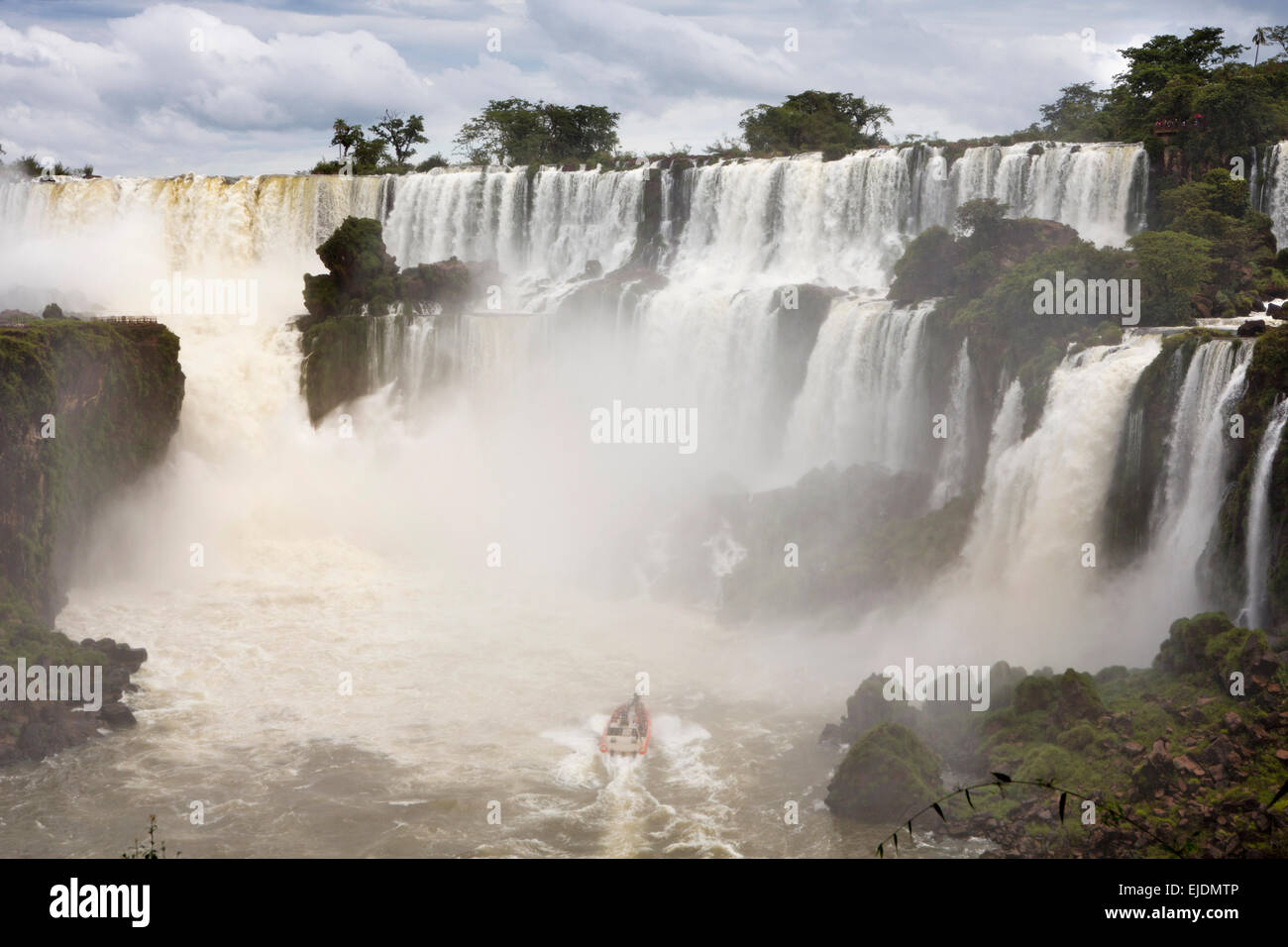 Argentina, Iguazu Falls, Gran Aventura, avventura turistica barche al di sotto di Salto, San Martin, Mbigua e Barnabe Mendez Foto Stock