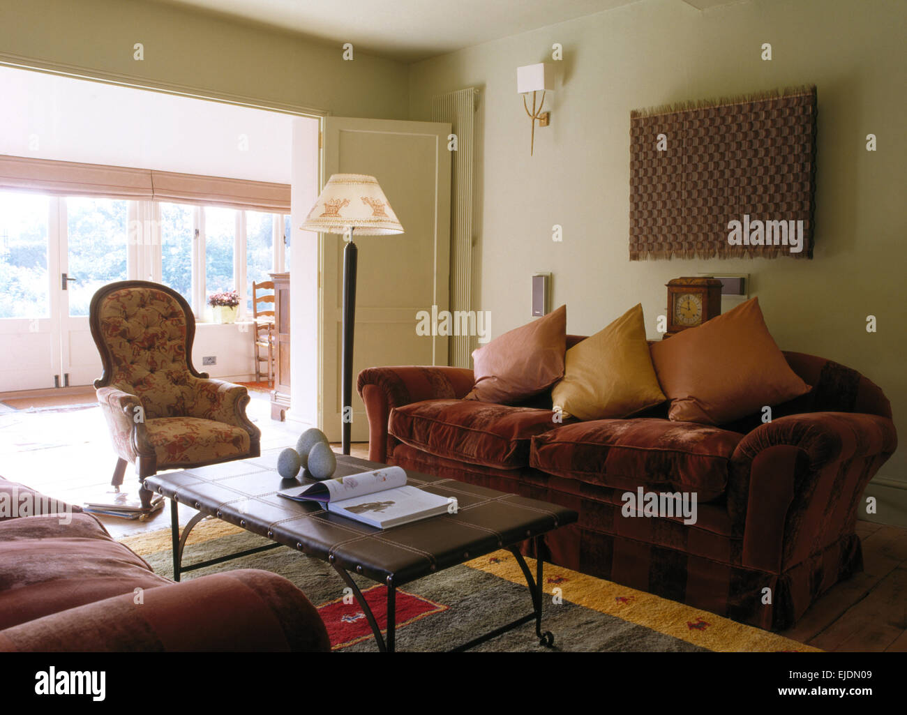 Divani di velluto e pulsante di stile vittoriano-indietro Sedia in salotto interno con top piastrellato tavolo da caffè Foto Stock