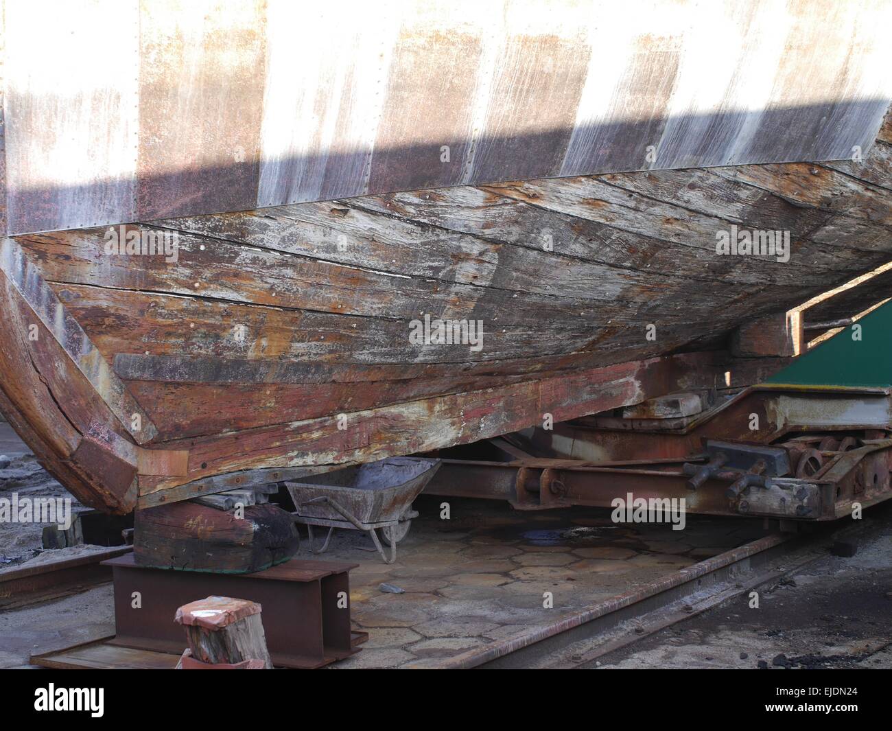 In legno barca da pesca in cantiere Foto Stock