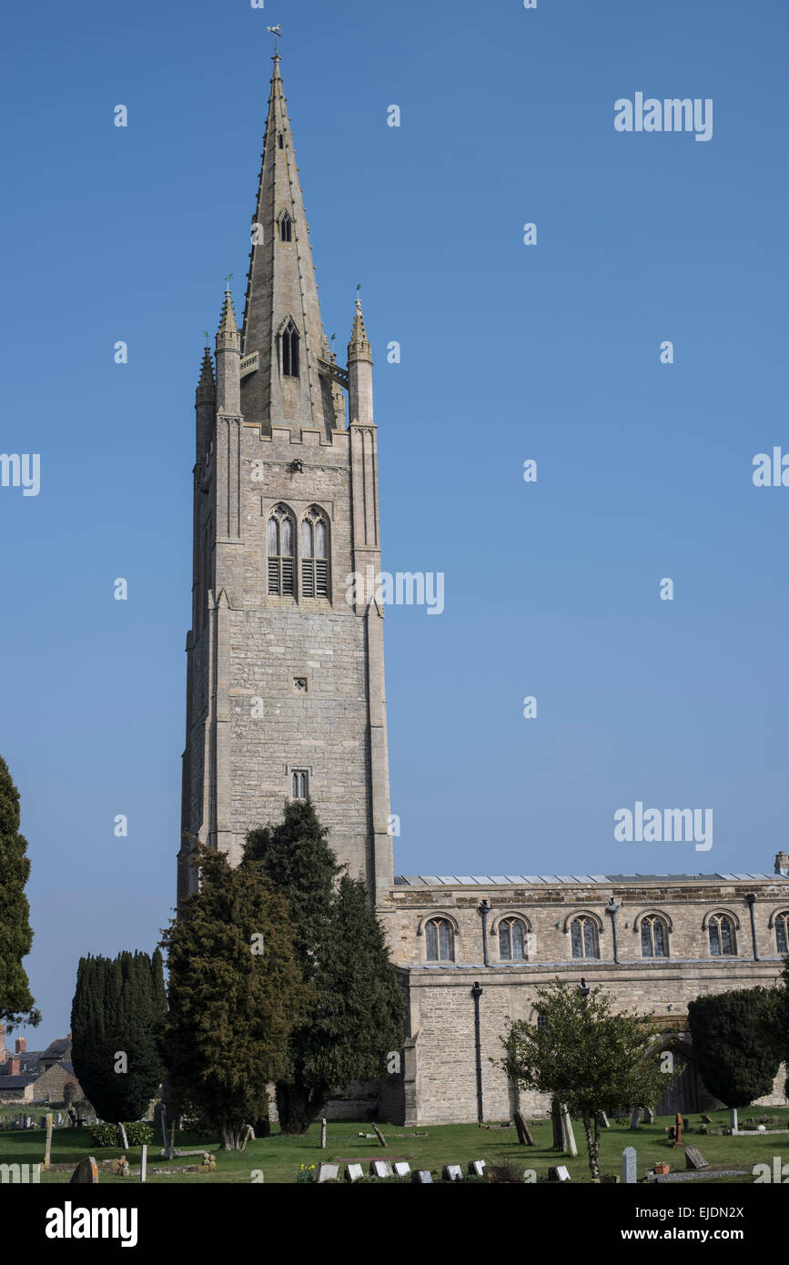 Chiesa del paese con alta guglia Foto Stock
