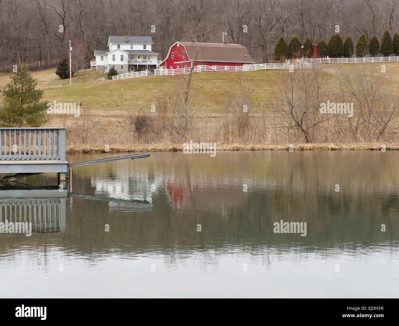 Fattoria di Ohio con laghetto in autunno. Foto Stock