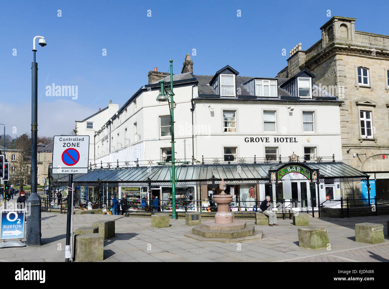 The Grove Hotel palazzo all'angolo di giardini in primavera nel Derbyshire cittadina termale di Buxton Foto Stock