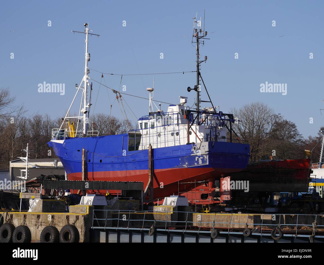 Barca da pesca in cantiere su sfondo cielo Foto Stock