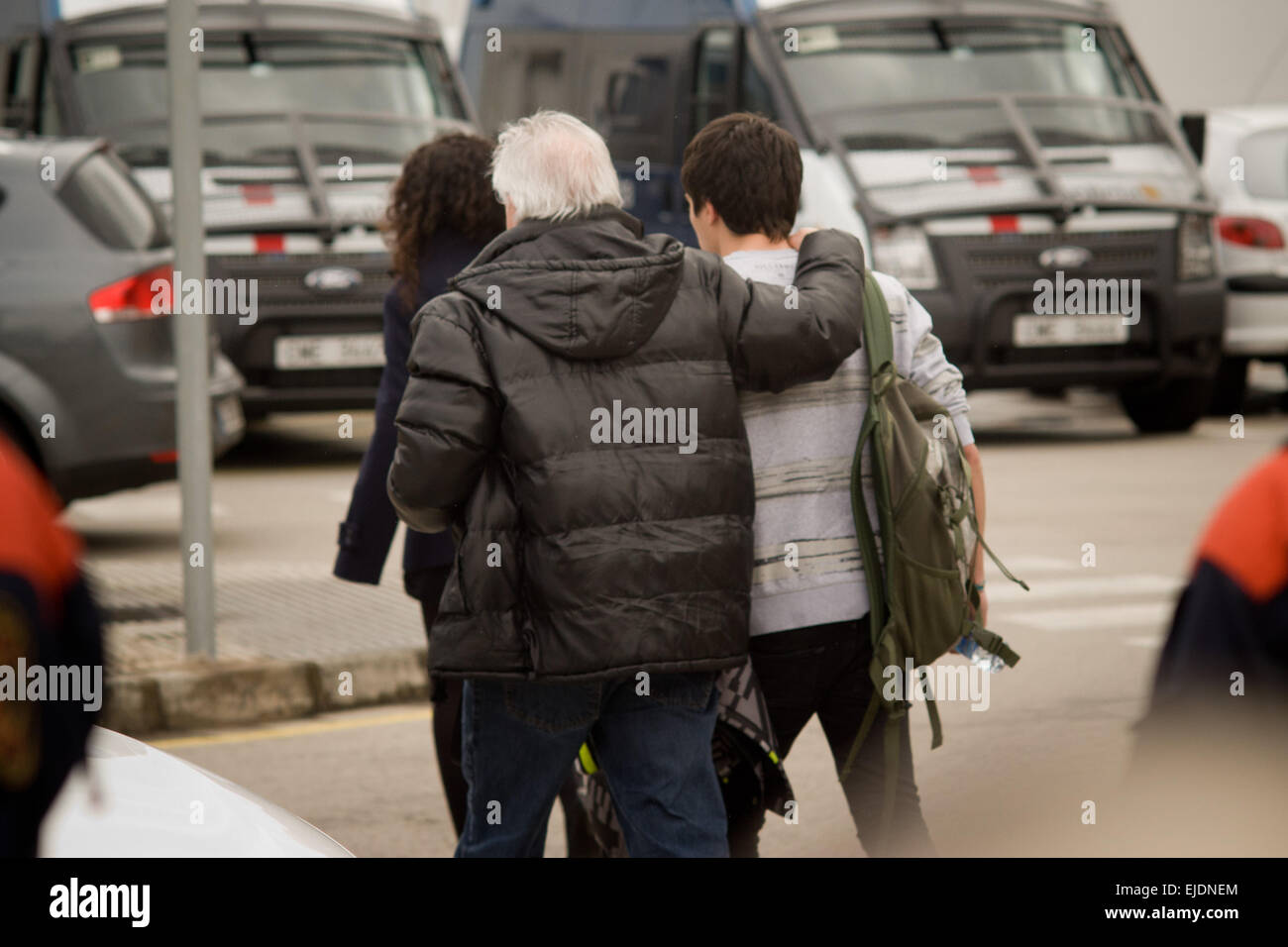 Barcellona, Spagna. Il 24 marzo 2015. I parenti dei passeggeri del volo Germanwings, arrivano all'Aeroporto Internazionale di Barcellona. Il piano, apparteneva a Germanwings, un basso costo di affiliato della compagnia aerea tedesca Lufthansa, era in viaggio da piazza di Spagna e città costiera di Barcellona alla città tedesca di Duesseldorf Credito: Jordi Boixareu/Alamy Live News Foto Stock