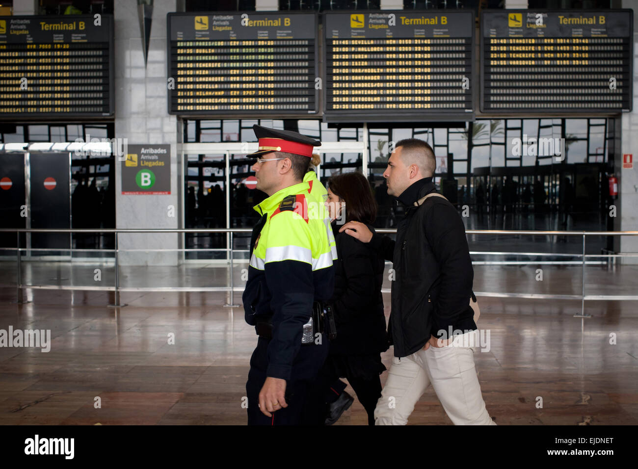 Barcellona, Spagna. Il 24 marzo 2015. I parenti dei passeggeri del volo Germanwings, arrivano all'Aeroporto Internazionale di Barcellona. Il piano, apparteneva a Germanwings, un basso costo di affiliato della compagnia aerea tedesca Lufthansa, era in viaggio da piazza di Spagna e città costiera di Barcellona alla città tedesca di Duesseldorf Credito: Jordi Boixareu/Alamy Live News Foto Stock