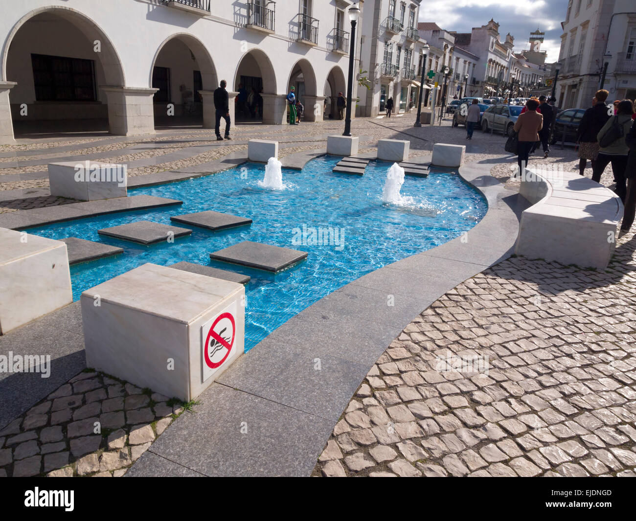 Fontana in una strada di Lagos, Algarve, PORTOGALLO Foto Stock