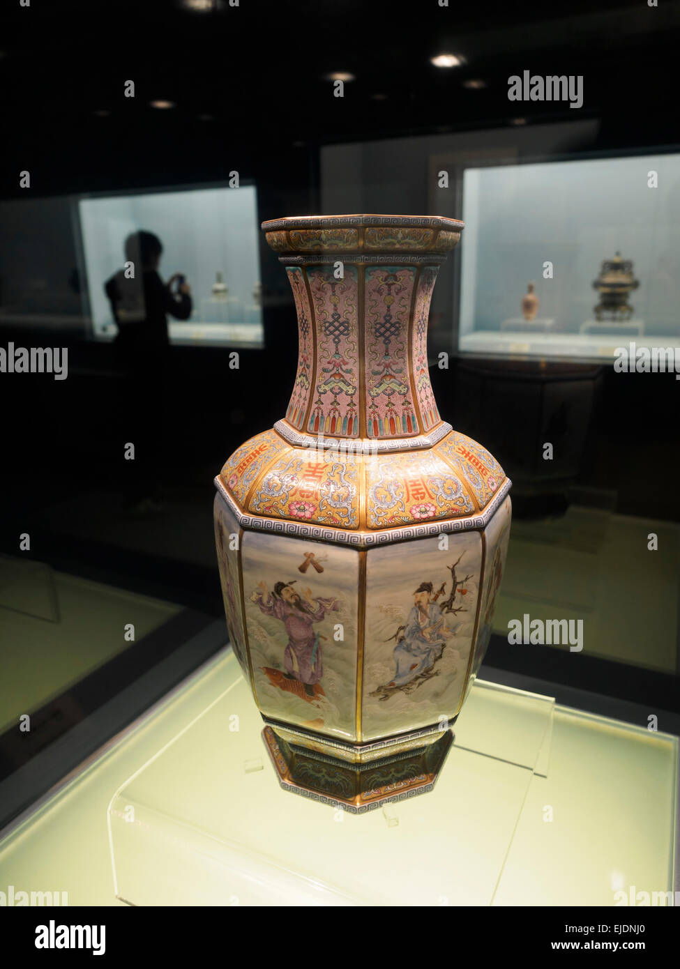 Persona che visita la Galleria delle antiche ceramiche cinesi presso il Museo di Shanghai in Cina a Shanghai Foto Stock