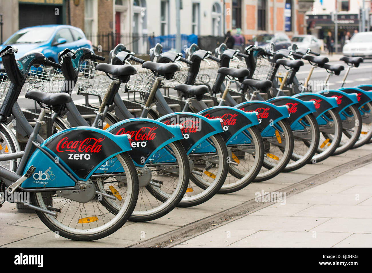 Dublino regime di moto biciclette allineati in corrispondenza della stazione sponsorizzato da Coca Cola Zero Foto Stock