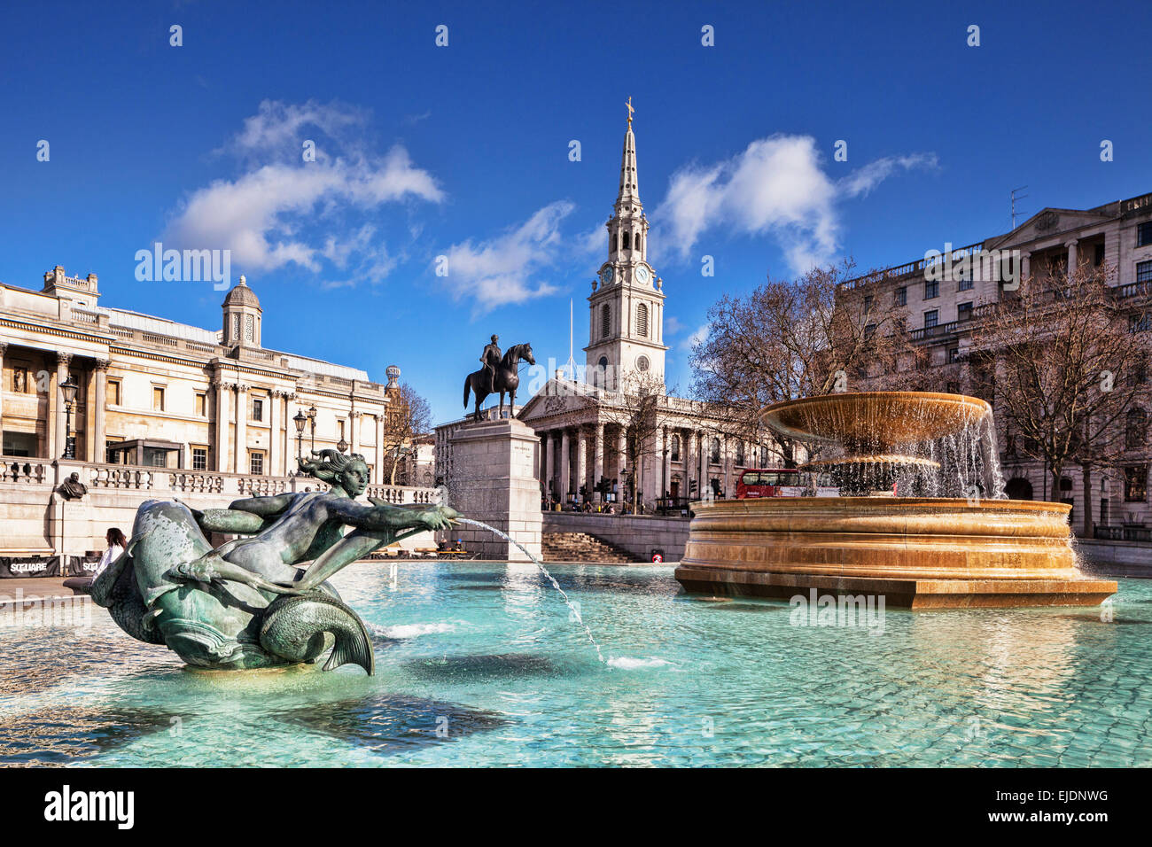 Trafalgar Square di Londra, con la Chiesa di St Martin nei campi e la statua di George IV. Foto Stock