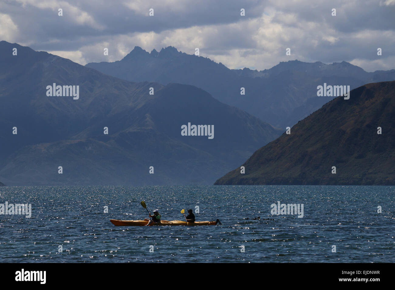 Kayakers sul lago Wanaka, Otago regione dei laghi di Nuova Zelanda Foto Stock