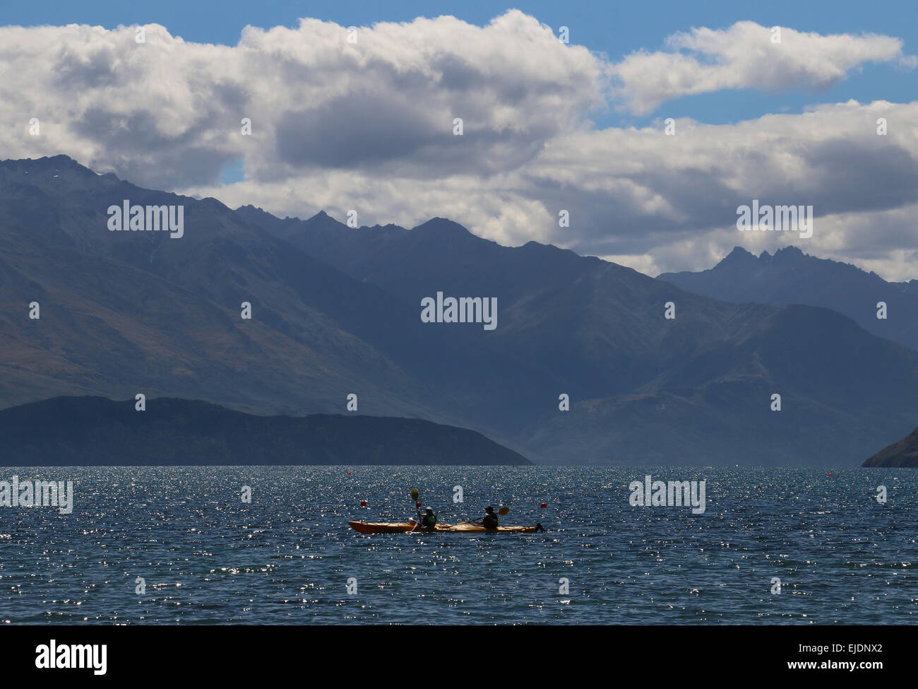 Kayakers sul lago Wanaka, Otago regione dei laghi di Nuova Zelanda Foto Stock