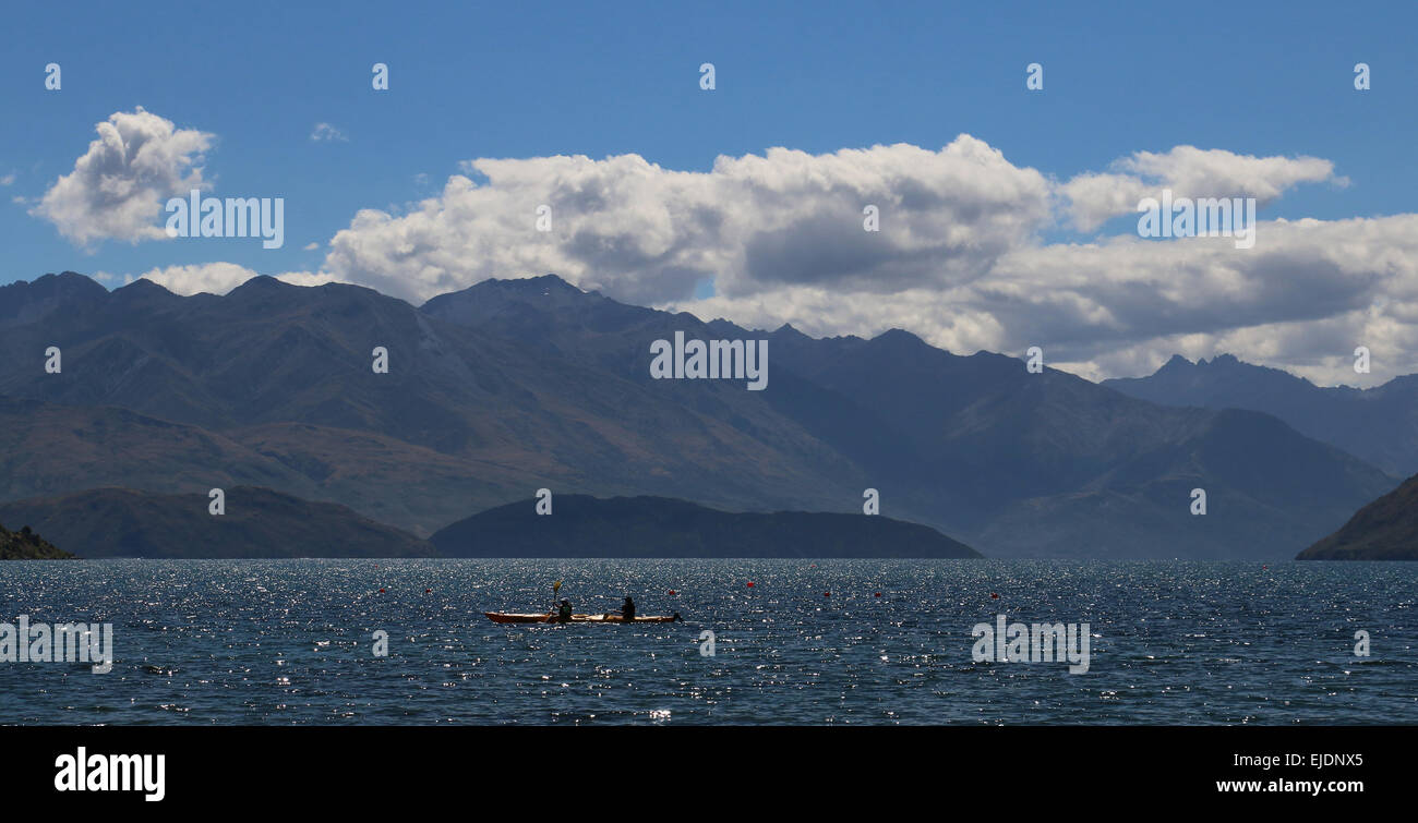 Kayakers sul lago Wanaka, Otago regione dei laghi di Nuova Zelanda Foto Stock