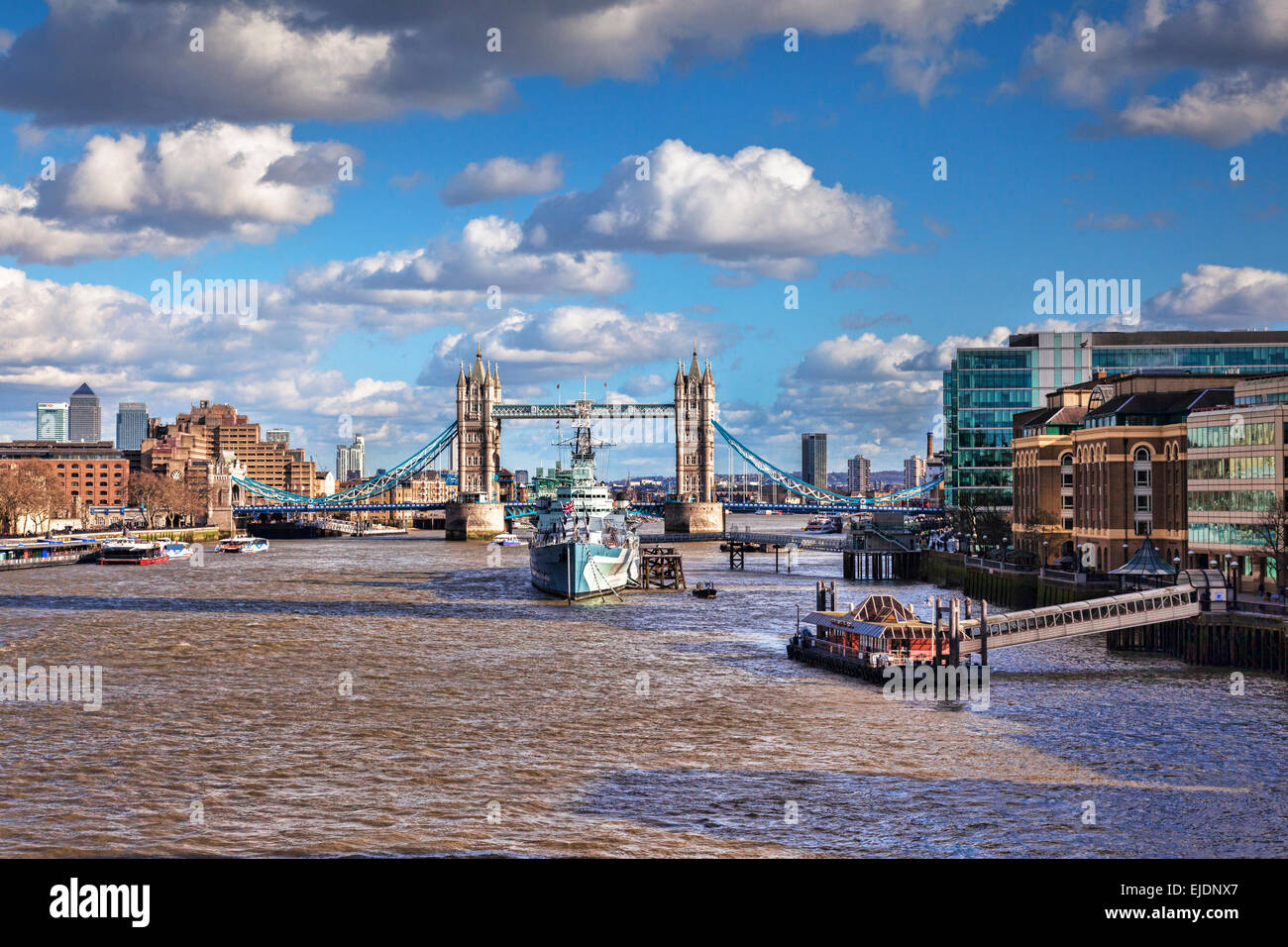 HMS Belfast sul Fiume Tamigi e il Tower Bridge di Londra. Foto Stock