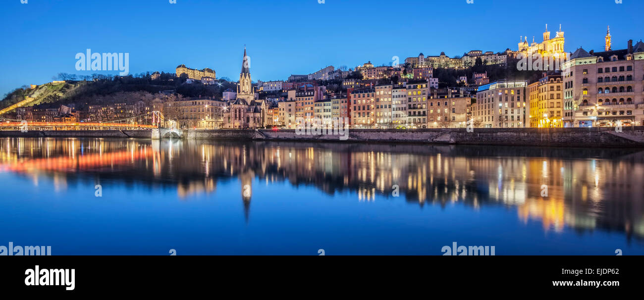 Vista panoramica di Lione con Saone fiume di notte, Francia. Foto Stock