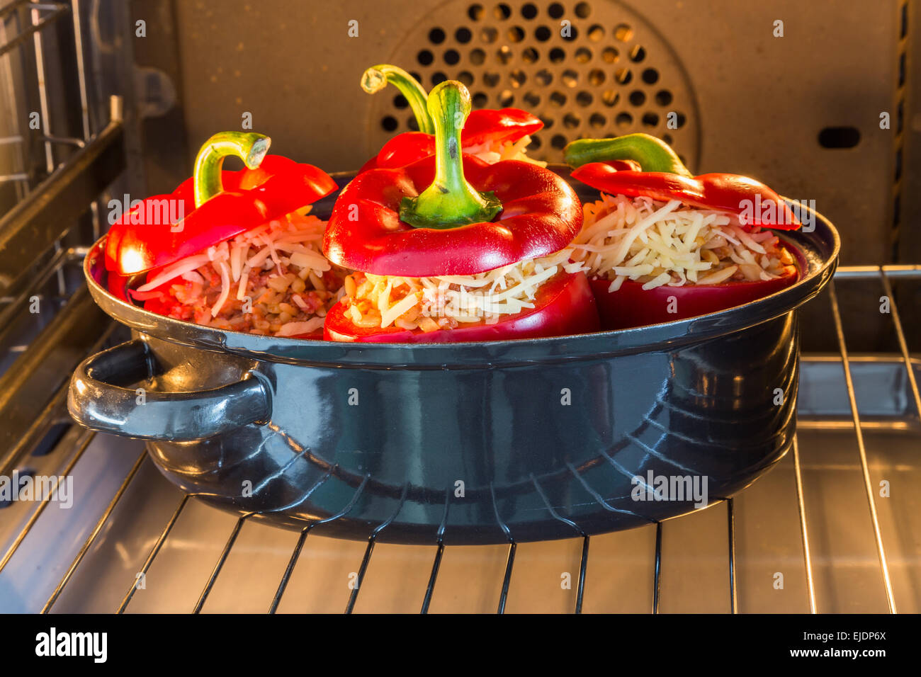 Peperoni ripieni con sugo di carne e formaggio cotto al forno. Foto Stock
