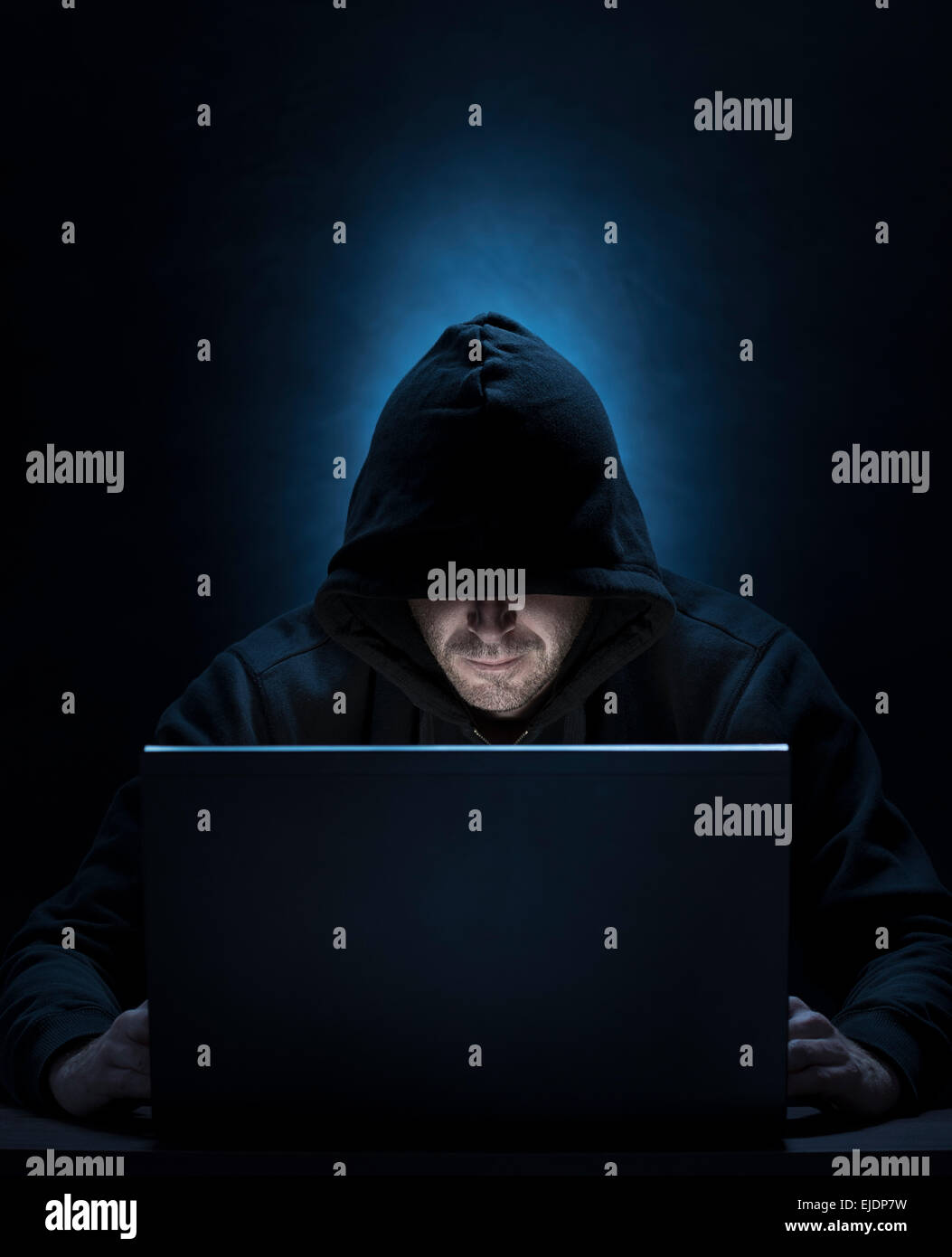 Uomo incappucciato sul computer per l'hacking,Spionaggio,internet temi di sicurezza Foto Stock