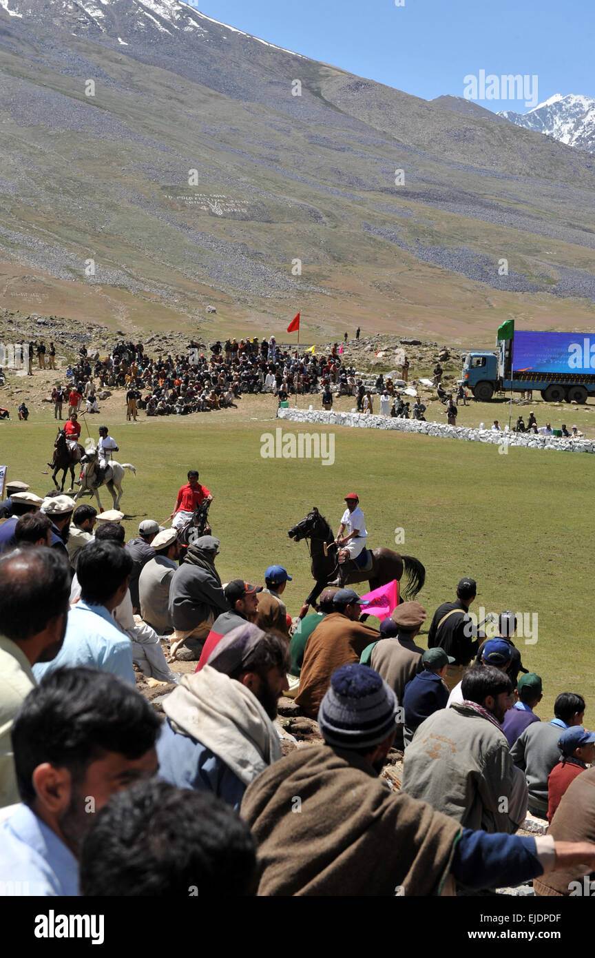 Rivale polo team dal biglietto e Gilgit competere durante i mondi più alti partita di polo sul Shandur Pass, biglietto, Pakistan. Foto Stock