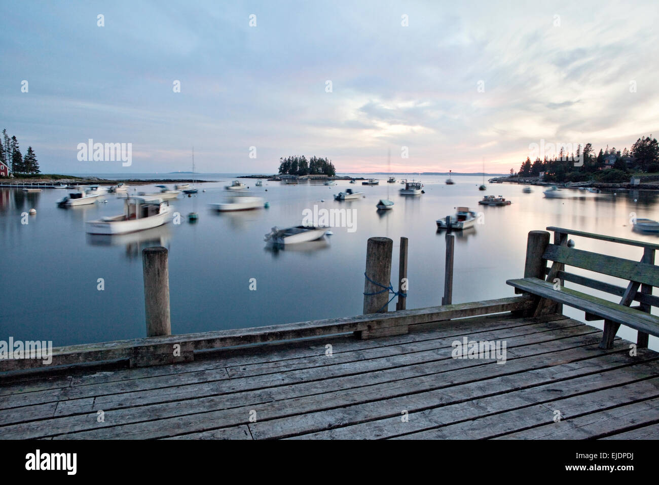 Barche di oscillare delicatamente della marea lungo la costa del Maine al tramonto. Foto Stock