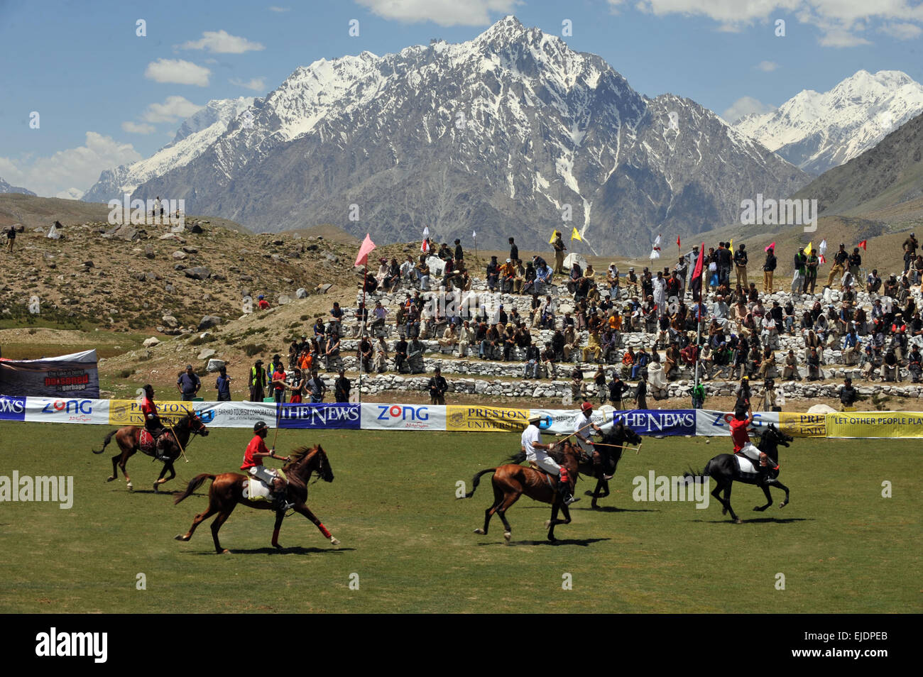 Rivale polo team dal biglietto e Gilgit competere durante i mondi più alti partita di polo sul Shandur Pass, biglietto, Pakistan. Foto Stock