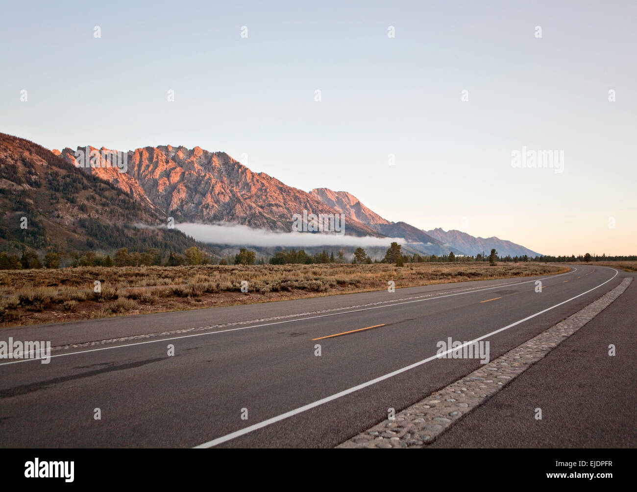 La mattina di sole colpisce il gruppo della cattedrale, il Parco Nazionale del Grand Teton. Foto Stock