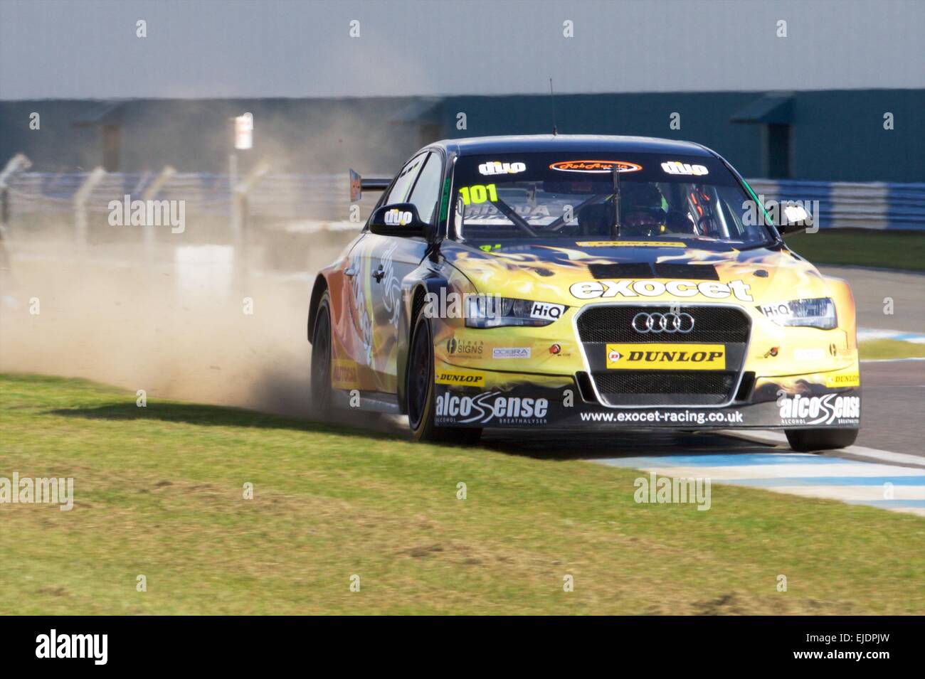 Donington Park, Regno Unito. 24 Mar, 2015. British Touring Car Championship Media Day. Rob Austin calci fino la polvere nella sua Audi A4. Credito: Azione Sport Plus/Alamy Live News Foto Stock