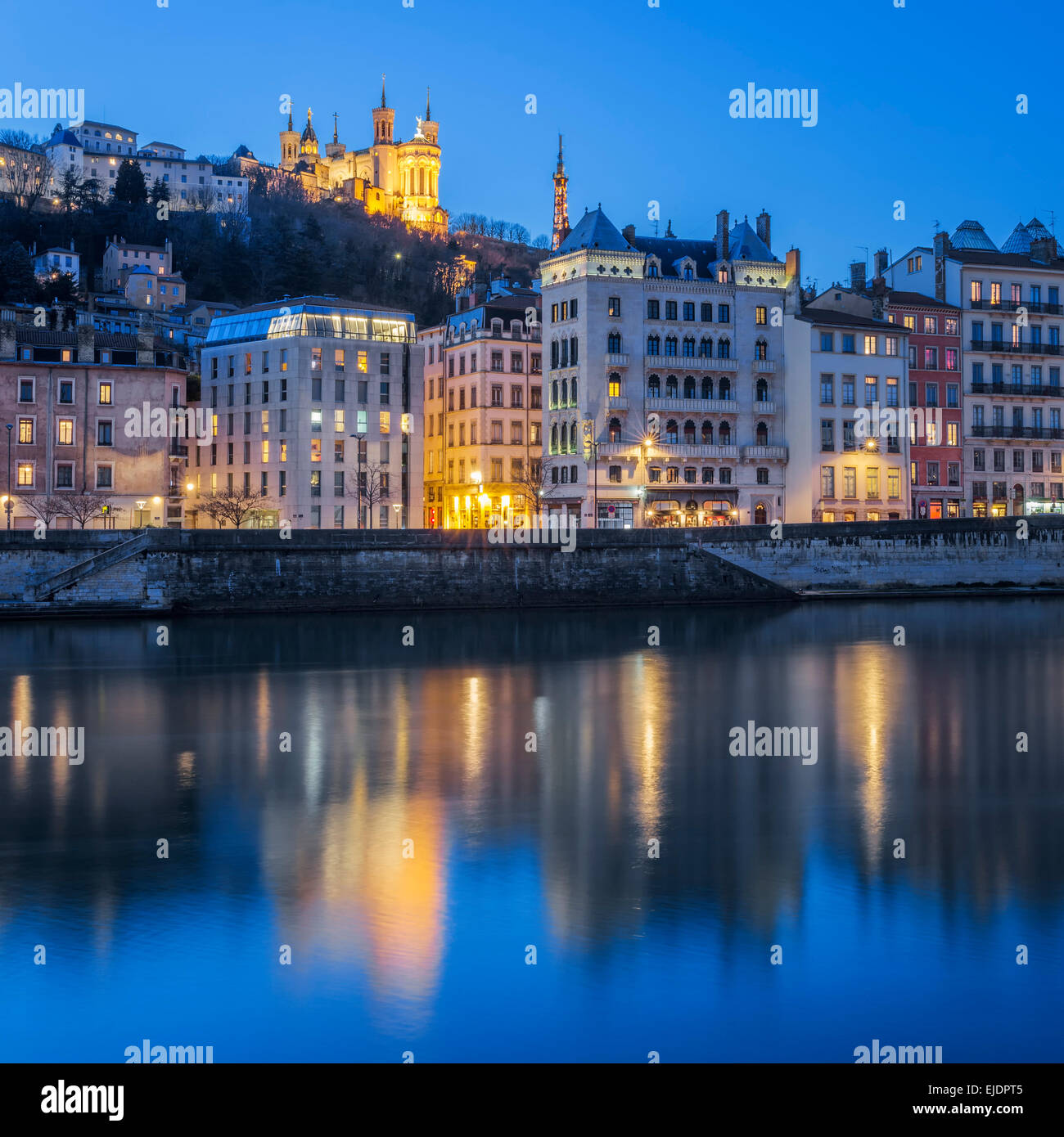 Vista di Lione con Saone fiume di notte, Francia. Foto Stock