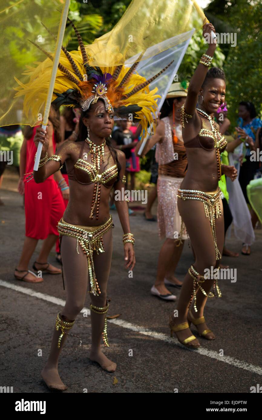 Ballerine brasiliane al Carnevale Internazionale de Victoria alle  Seychelles Foto stock - Alamy
