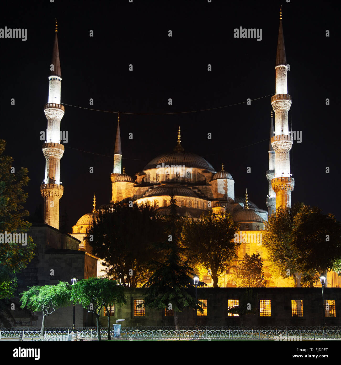 La Moschea Blu di notte ad Istanbul in Turchia. Foto Stock