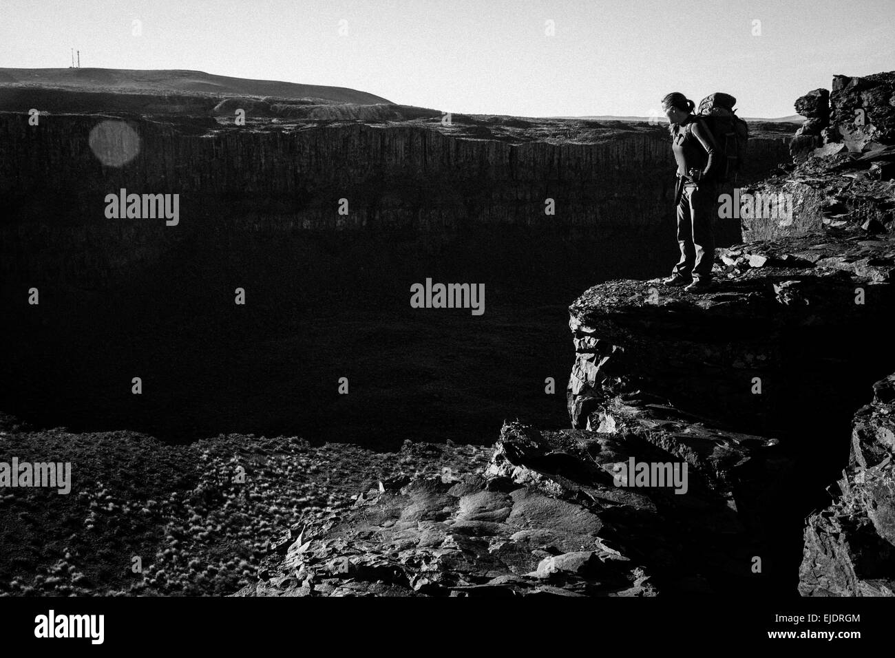 Una donna che indossa uno zaino si erge al di sopra del francese Coulee, Washington. Foto Stock