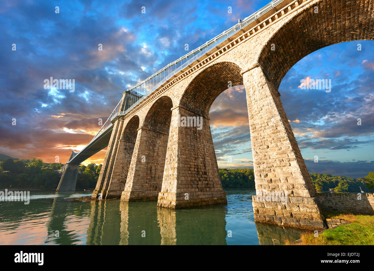 Menai Bridge di sospensione, completata nel 1826 attraversando il menai stretto tra l'isola di Anglesey e la terraferma del Galles Foto Stock