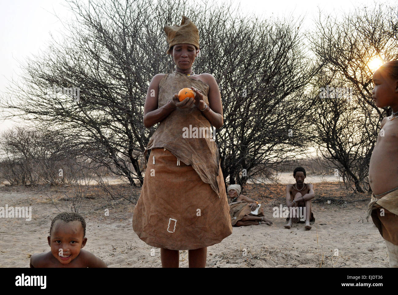 Tribù dei Boscimani del deserto del Kalahari, in Botswana Foto Stock