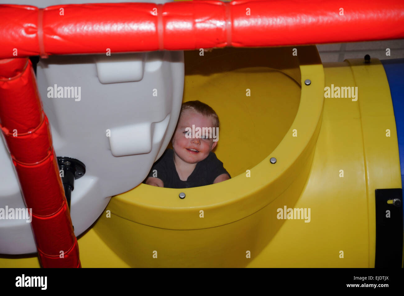 Mio figlio Jev giocare nel parco giochi. Foto Stock