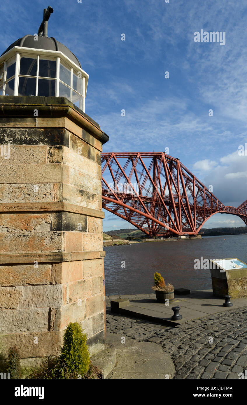 Il famoso Forth Bridge. Il più lungo ponte a sbalzo nel mondo con la più piccola torre faro Foto Stock