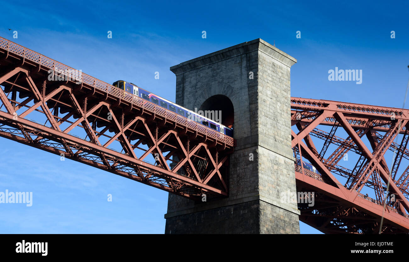 La famosa in tutto il mondo via ponte che attraversa il Firth of Forth da North Queensferry. Aperto nel 1890. Foto Stock